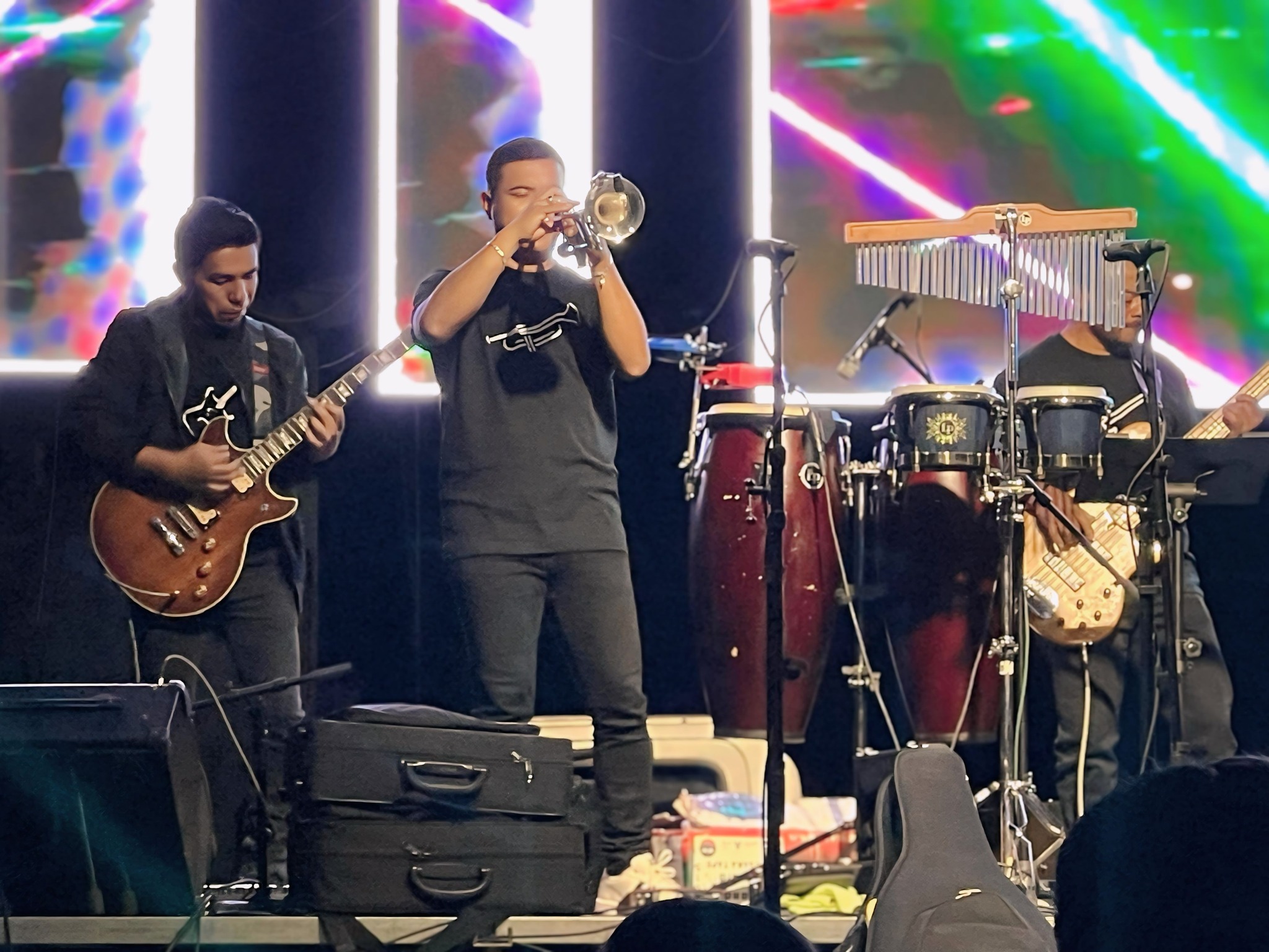 Oswald Martínez tocando la trompeta en una presentación en vivo