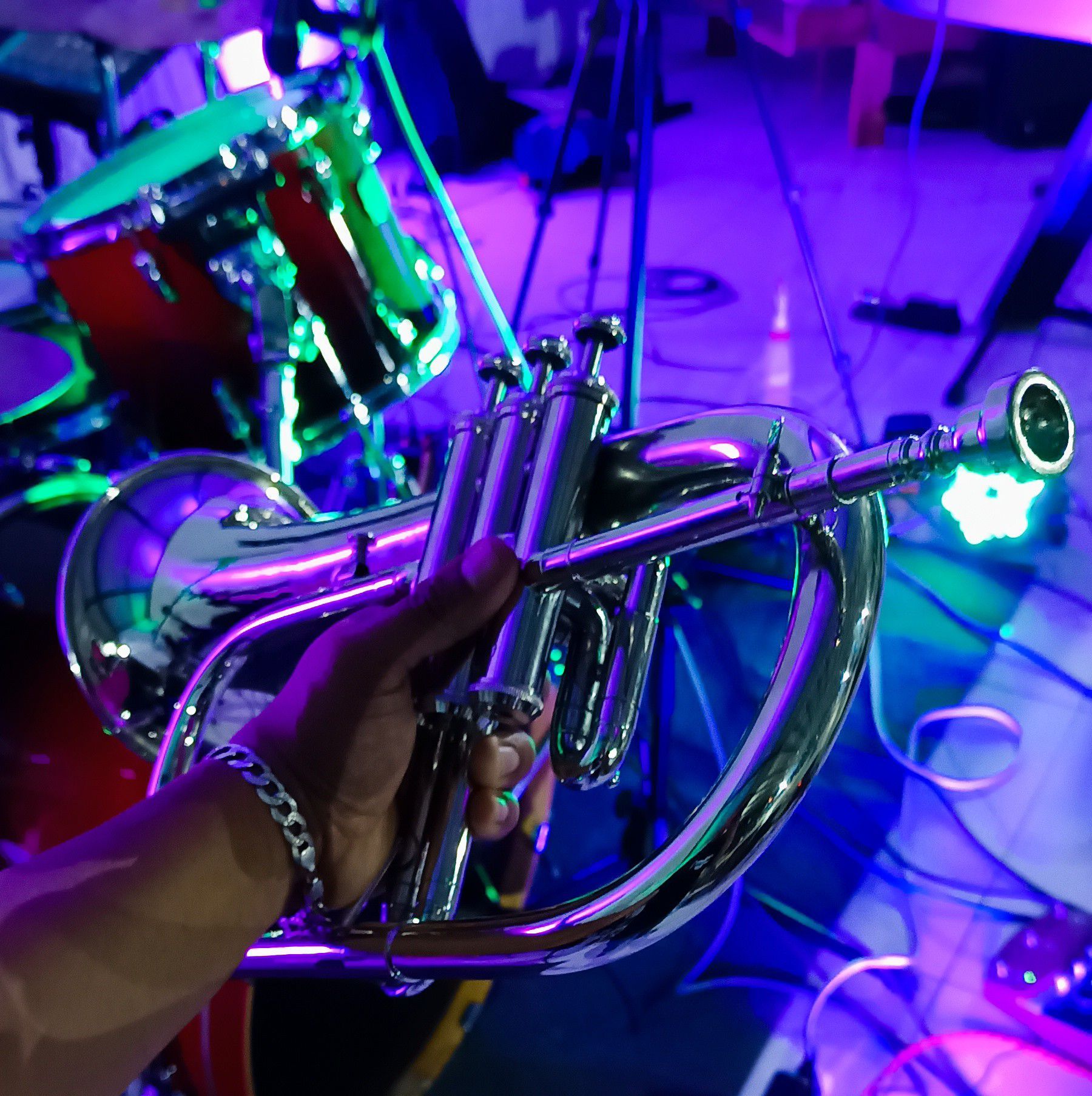 Primer plano de la trompeta de Oswald bajo las luces del escenario